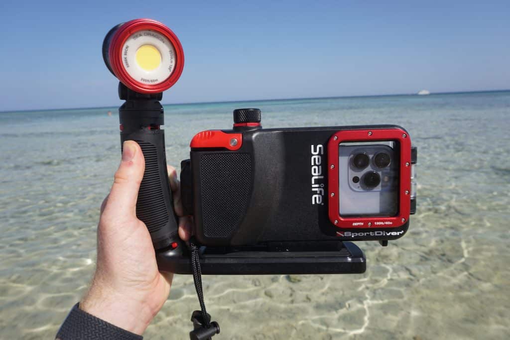 Ich habe im Laufe der letzten Jahre schon viele iPhone Unterwassergehäuse getestet – das Sealife SportDiver SL400 ist ganz sicher eine der besten Hüllen, die auch für tiefe Tauchgänge geeignet ist. Allerdings ist die iPhone Case auch eine der teuersten. Foto: Sascha Tegtmeyer