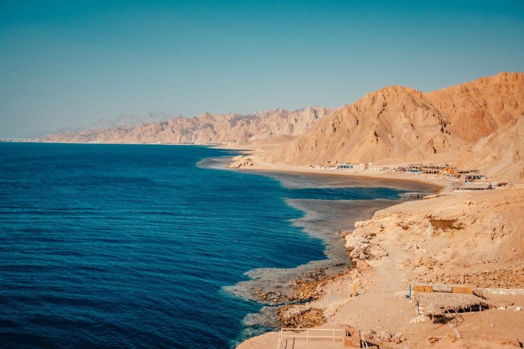 Das Blue Hole bei Dahab ist ein beliebter Spot bei Taucher:innen und Freedivern. Wo ist es in Ägypten am schönsten? Tipps & Erfahrungen