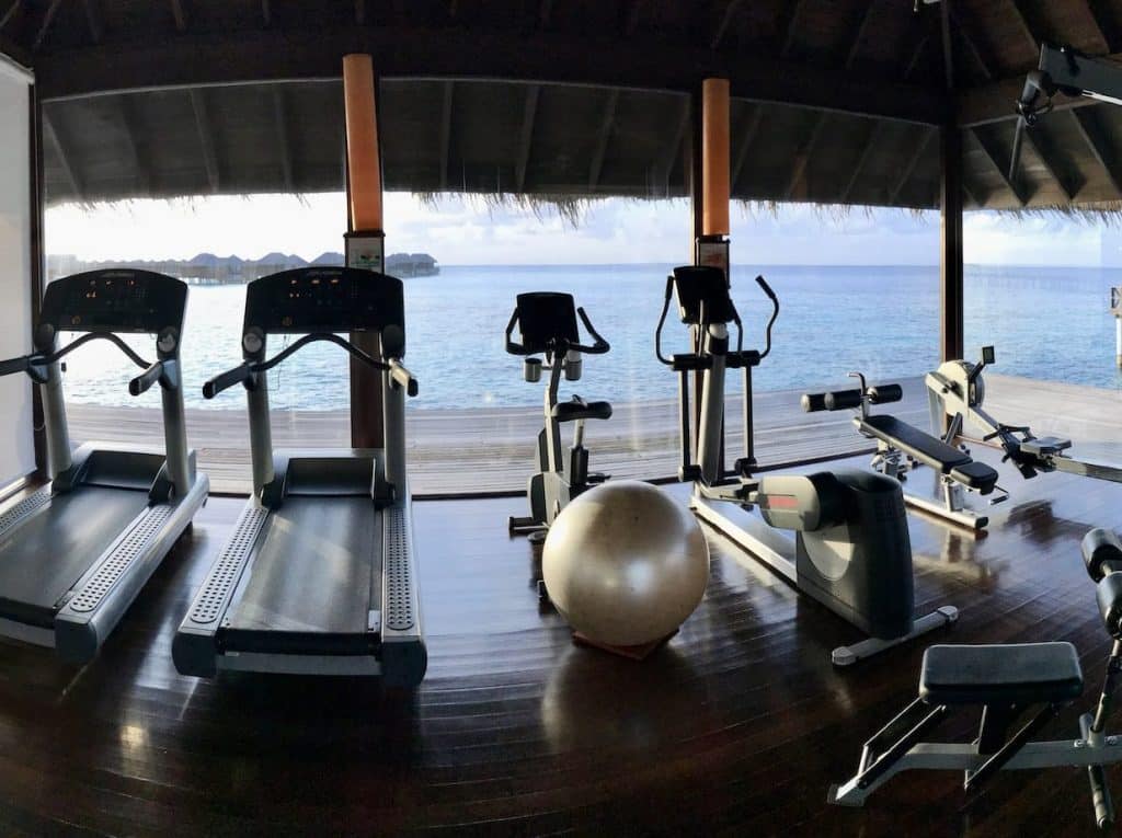 Fitness med havudsigt: Enhver, der kan lide at jogge og tilbagelægge længere strækninger, skal uundgåeligt bruge et løbebånd på en ø i Maldiverne. Foto: Sascha Tegtmeyer Rejserapport Coco Bodu Hithi Maldiverne oplevelser