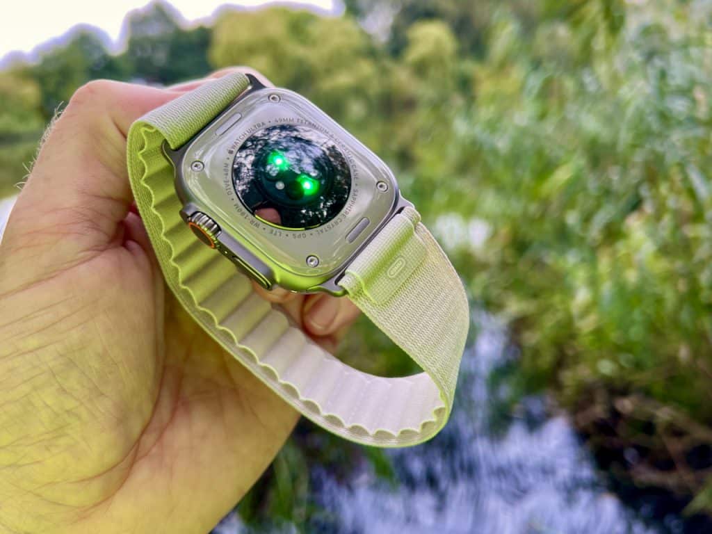 Die Apple Watch hat eine Vielzahl verschiedener Sensoren, die für unterschiedliche Zwecke genutzt werden können. Zu diesen Sensoren gehören der Herzfrequenzsensor, der Pulsoxymeter, der GPS-Sensor, der Gyrosensor, der Beschleunigungsmesser, der barometrische Höhenmesser und der Kompass.