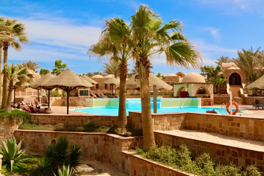 Das Mövenpick Resort El Quseir ist wirklich ein ganz besonderes Hotel in Ägypten. Architektonisch im Stil eines nubischen Dorfs gestaltet, bietet das Resort ein geradezu familiäres Ambiente für die Gäste. Foto: Sascha Tegtmeyer