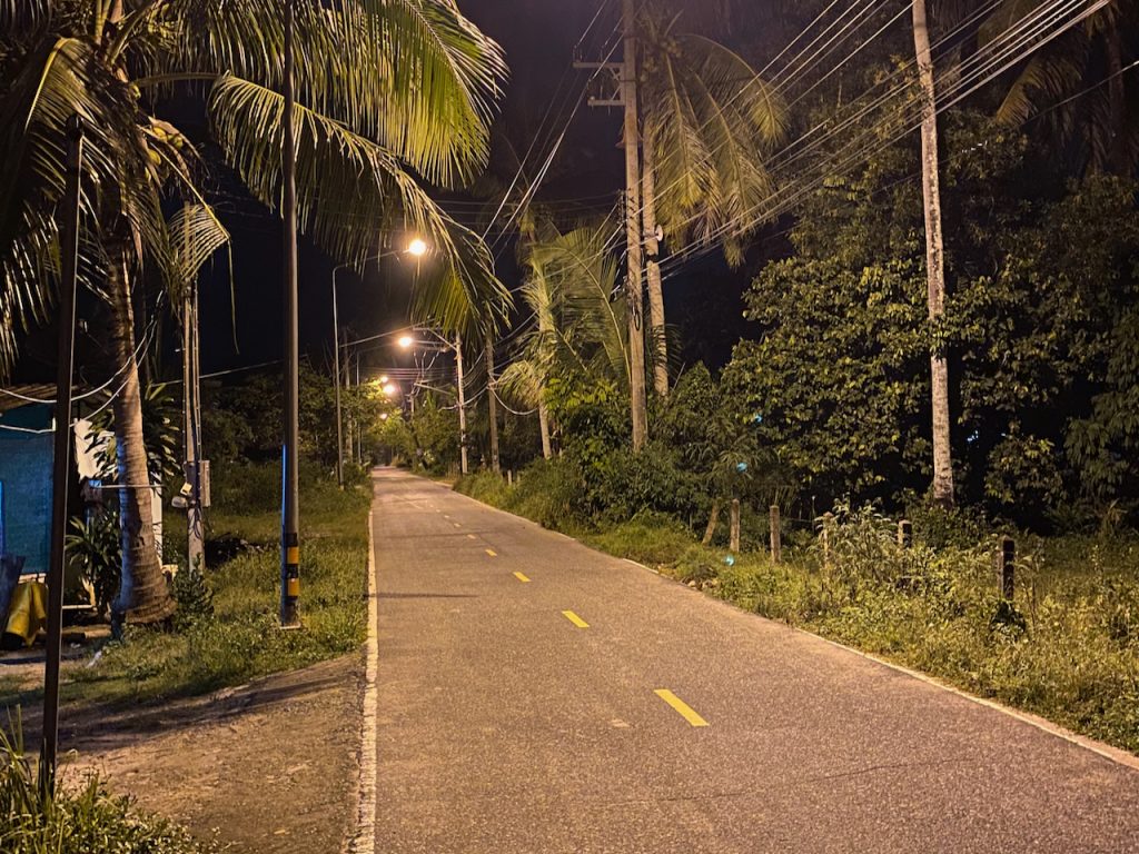 Je faisais toujours du jogging la nuit tombée parce que le soleil était si chaud pendant la journée - comme ici sur cette route solitaire près de Mai Khao. Photo : Sascha Tegtmeyer