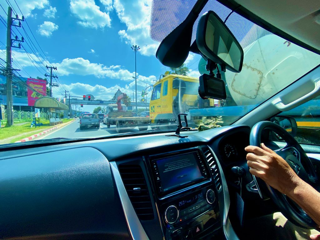 Po Tajlandii można łatwo i tanio poruszać się taksówką – ale należy zachować ostrożność: w wielu miejscach rządzi mafia taksówkarska. Dlatego taksówkę należy rezerwować wyłącznie u godnych zaufania dostawców. Teraz można to łatwo zrobić także online. Zdjęcie: Sascha Tegtmeyer