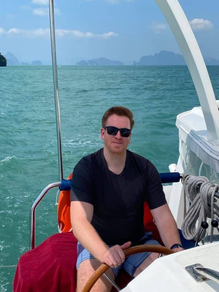 Moin, ich bin Sascha aus Hamburg – und mit Herz und Seele ein echtes Strandkind! Meer-Fan, Reise-Liebhaber und immer für ein Abenteuer zu haben. Auf meinem Reiseblog Just-Wanderlust.com und den Social-Media-Kanälen von Strandkind Travels verbinde ich die Liebe zum Reisen und zur Natur mit einem Faible für Wassersport wie Stand Up Paddling, Tauchen und Surfen. Ich bin Journalist und von Natur aus Neugierig, wenn ich neue Reiseziele kennen lerne und anschließend ausführlich darüber schreibe. Wenn ich mit meiner Familie oder allein unterwegs bin, dürfen bei mir als Technik-Fan auch immer gern ein paar Reise-Gadgets zu Testzwecken mit dabei sein. Meine bevorzugten Reiseländer, über die ich auch bevorzugt in meinem Reiseblog schreibe: USA, Thailand und Malediven.