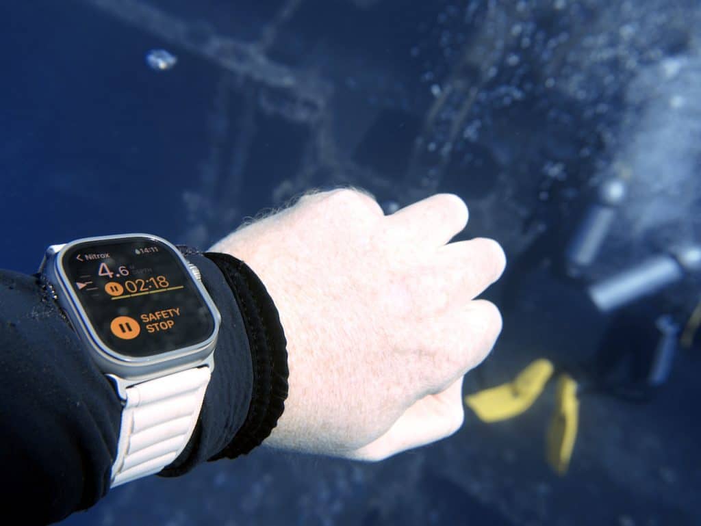 * Apple Watch Ultra fa un ulteriore passo avanti e può essere indossato anche per le immersioni subacquee fino a una profondità di 40 metri. Foto: Sascha Tegtmeyer