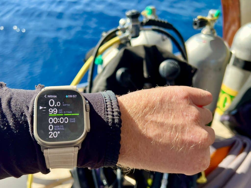 Med Apple Watch Ultra i saltvand er også en stresstest for det robuste smartwatch – men sol, salt og sand kan ikke skade modellen. Foto: Sascha Tegtmeyer