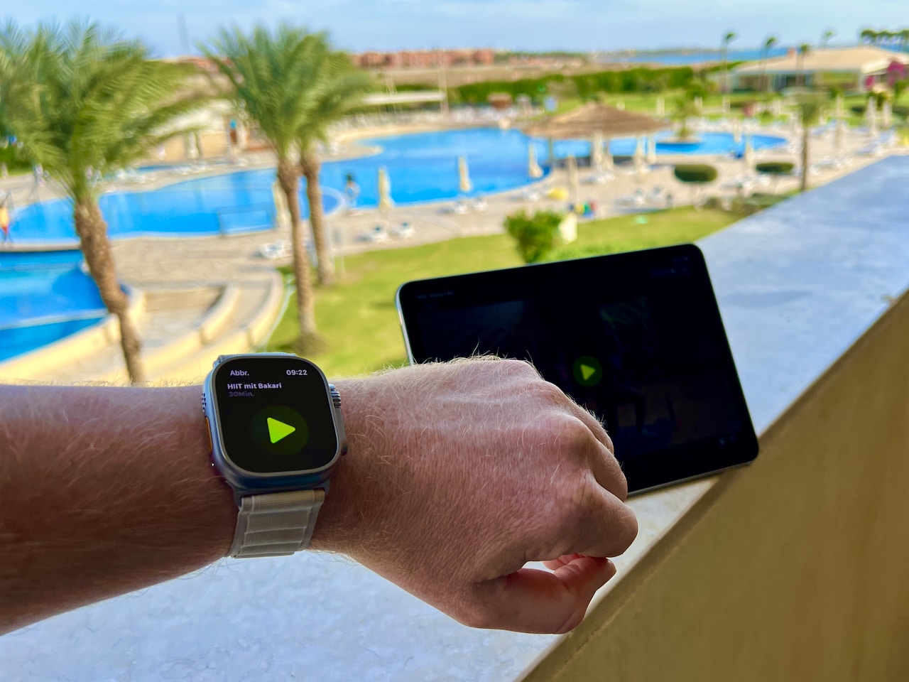 My personal Apple Watch Experiences – I use smartwatch models very intensively and usually only take off the sports watch to charge it. Photo: Sascha Tegtmeyer I have all the models that have been released so far Apple Watch used and tested. Smartwatches have proven themselves as a navigation aid and information center, especially when travelling. They have also proven their worth in sports and have given me valuable information about my activities. I just don't have the latest models like that Apple Watch Ultra, Apple Watch Series 6 and the Apple Watch SE tested but also older versions like that Apple Watch Series 3 and the Apple Watch Series 4 used. Based on my extensive experience, I can say that the Apple Watch is one of the best smartwatches out there, especially for fitness and health.