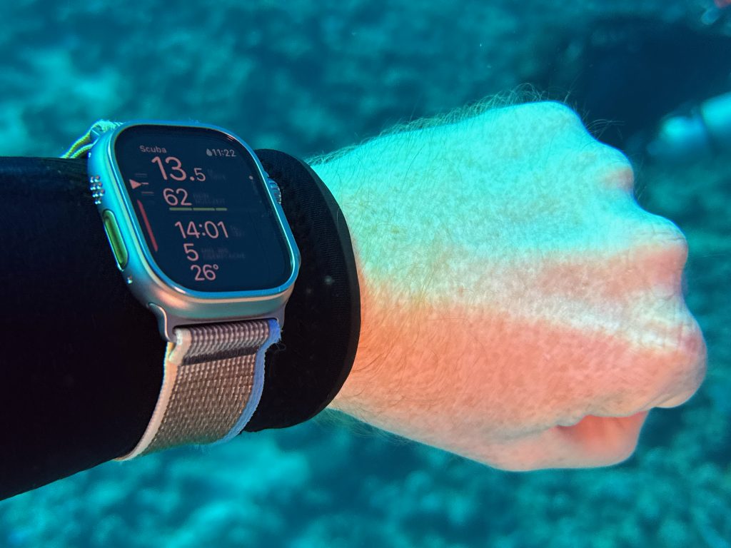 Met de mijne Apple Watch Trailloop in blauw en grijs tijdens het duiken - de armband heeft voor mij veel te verduren. Foto: Sascha Tegtmeyer