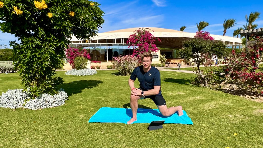 Eine lohnenswerte Alternative im Urlaub ist hochintensives Intervalltraining (HIIT), das man im Hotelzimmer, morgens früh am Strand oder im Garten der Hotelanlage sehr gut durchführen kann. Mövenpick Resort Soma Bay Erfahrungen Bewertungen Erfahrungsbericht Reisebericht