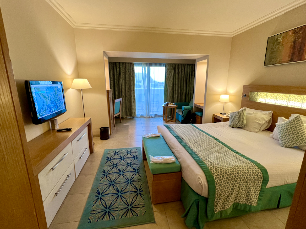 Geräumiges Zimmer mit Balkon – ideal für einen entspannten Urlaub. Foto: Sascha Tegtmeyer Mövenpick Resort Soma Bay Erfahrungen Bewertungen Erfahrungsbericht Reisebericht
