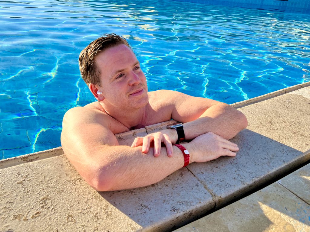 Im Pool relaxen, auf einer Liege einen leckeren Cocktail genießen und entspannen – das Mövenpick Resort Soma Bay ist ideal für einen Badeurlaub. Mövenpick Resort Soma Bay Erfahrungen Bewertungen Erfahrungsbericht Reisebericht