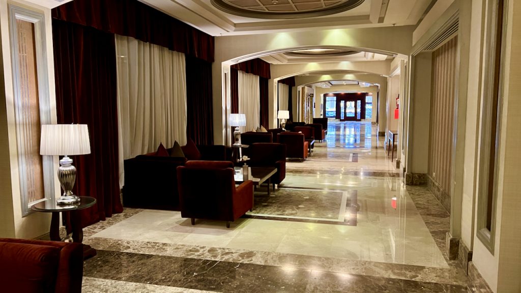 Die Lobby des Hotels macht einen äußerst luxuriösen Eindruck. Foto: Sascha Tegtmeyer Mövenpick Resort Soma Bay Erfahrungen Bewertungen Erfahrungsbericht Reisebericht