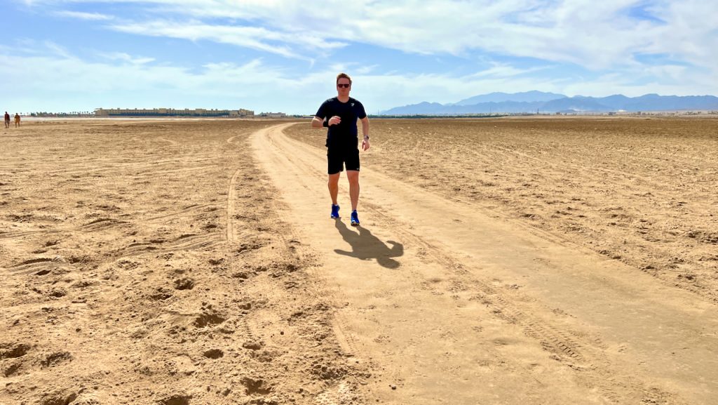 Du kannst im Mövenpick Resort Soma Bay indoor auf ein Laufband gehen oder auch im Freien laufen. Mövenpick Resort Soma Bay Erfahrungen Bewertungen Erfahrungsbericht Reisebericht