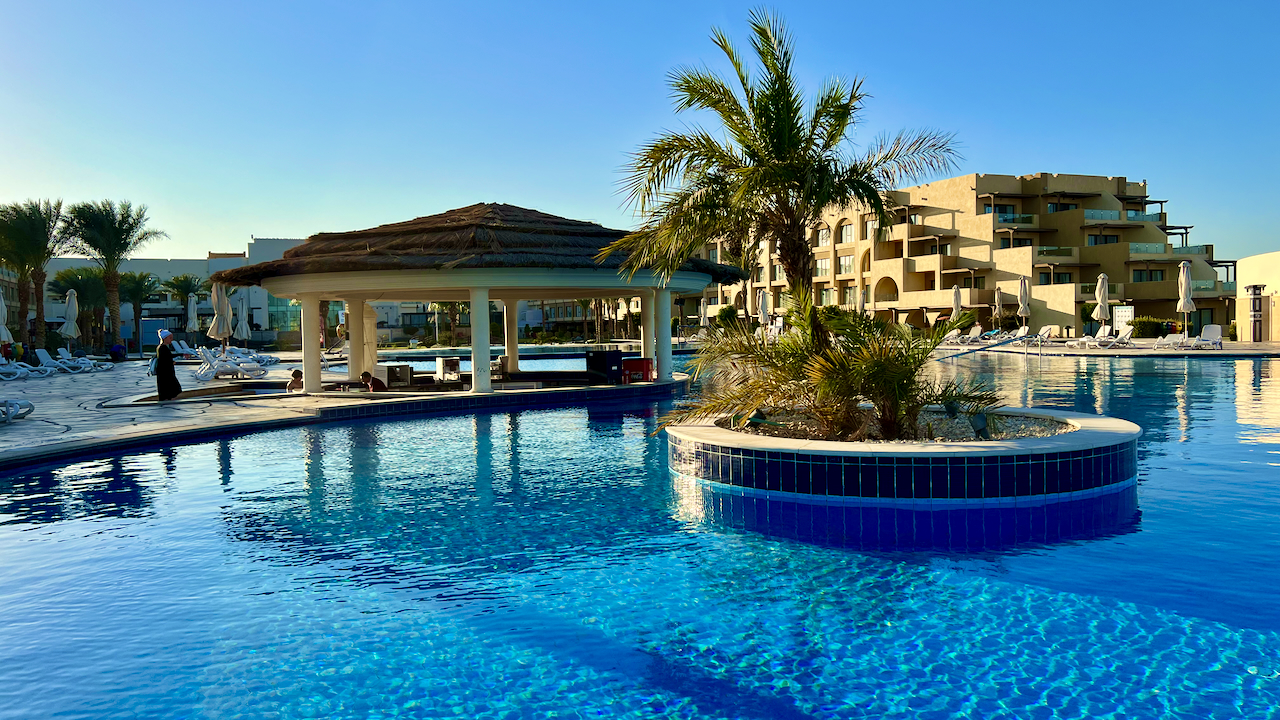 Die Poollandschaft des Mövenpick Resort Soma Bay ist sehr ansprechend – allerdings ist der große Hauptpool unbeheizt und im Winter deshalb eher frisch. Foto: Sascha Tegtmeyer Mövenpick Resort Soma Bay Erfahrungen Bewertungen Erfahrungsbericht Reisebericht