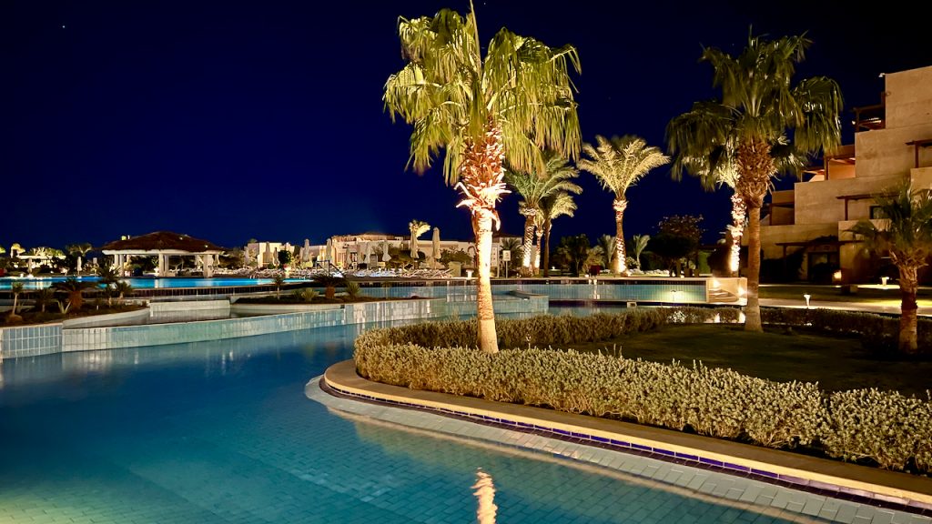 Auch am Abend ist die Poollandschaft des Hotels ein Hingucker. Foto: Sascha Tegtmeyer Mövenpick Resort Soma Bay Erfahrungen Bewertungen Erfahrungsbericht Reisebericht