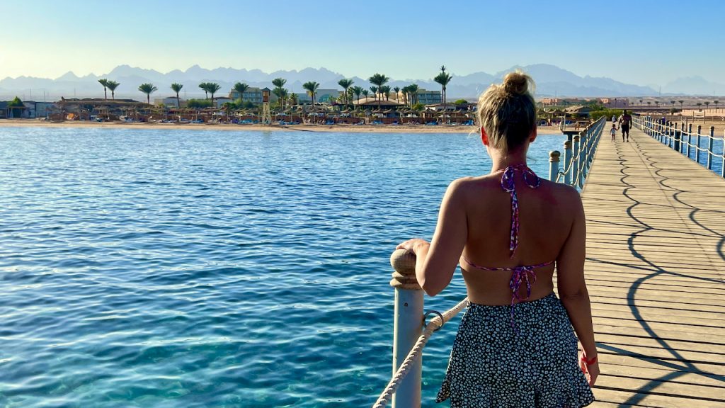 Der schöne Strand mit dem seichten Wasser – das man auch ohne Badeschuhe betreten kann – ist eines der Highlights des Resorts. Foto: Sascha Tegtmeyer Mövenpick Resort Soma Bay Erfahrungen Bewertungen Erfahrungsbericht Reisebericht