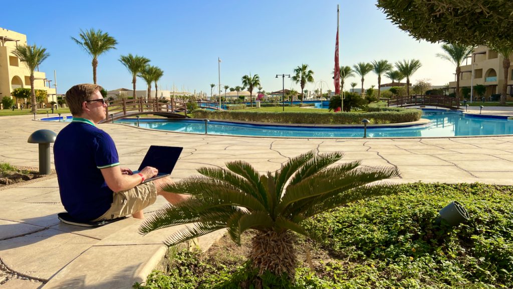 Ich habe im Hotel eine Workation gemacht – also in drei Wochen zwei Wochen Urlaub gemacht und eine Woche lang gearbeitet. Das funktioniert im Mövenpick Resort sehr gut, weil es nahezu überall zuverlässiges WLAN gibt. Mövenpick Resort Soma Bay Erfahrungen Bewertungen Erfahrungsbericht Reisebericht