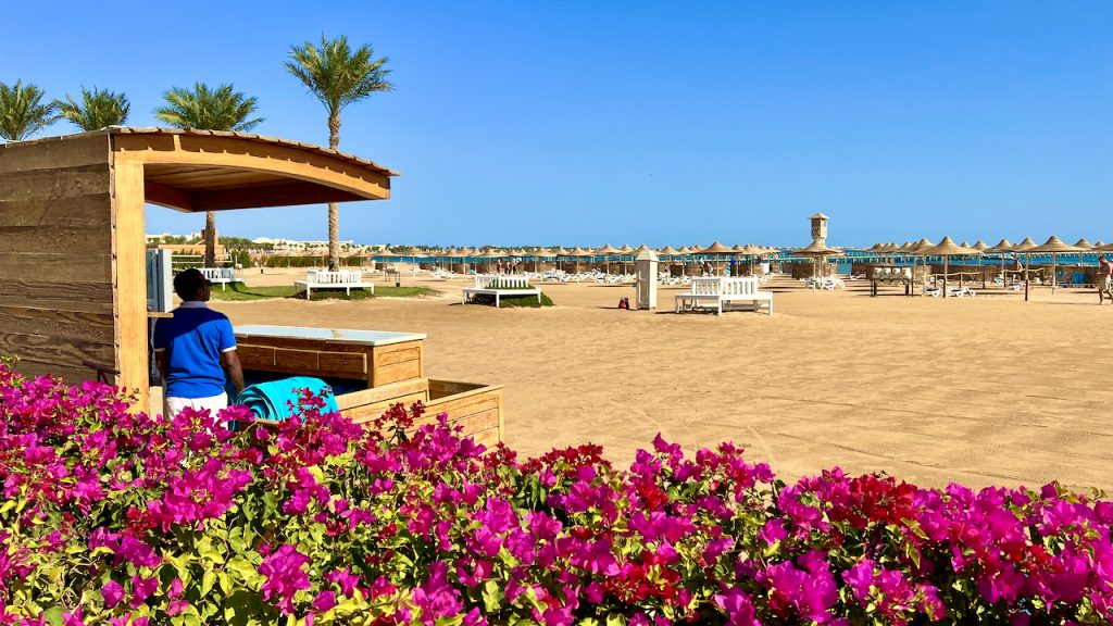 Der Strand des Mövenpick Resort Soma Bay ist auch der perfekte Ort, um sich sportlich zu betätigen. Mövenpick Resort Soma Bay Erfahrungen Bewertungen Erfahrungsbericht Reisebericht