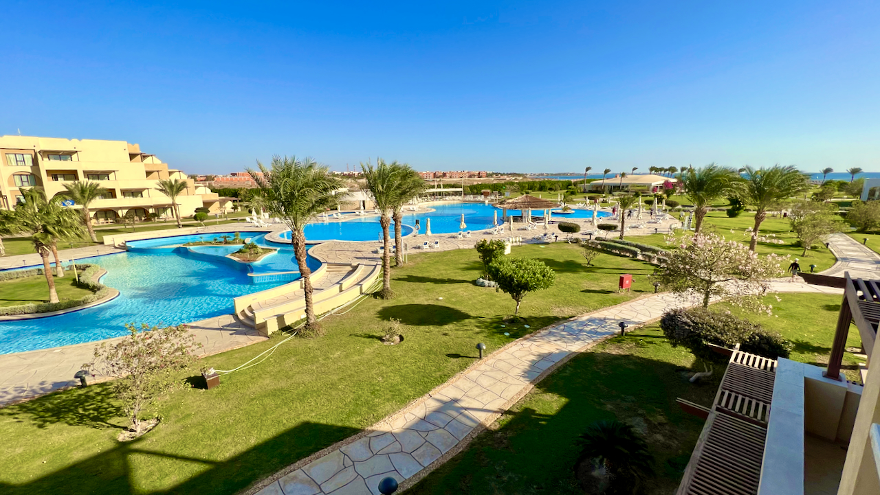 Die Hotelanlage mit der großen Poollandschaft ist wirklich sehr attraktiv – und lädt zum Entspannen und Verweilen ein. Foto. Sascha Tegtmeyer Mövenpick Resort Soma Bay Erfahrungen Bewertungen Erfahrungsbericht Reisebericht