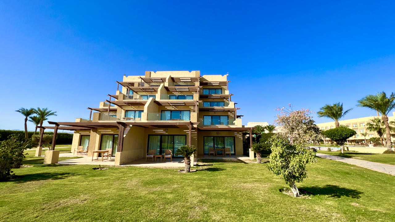 Die besten Zimmer des Mövenpick Resort Soma Bay befinden sich vorn an den beiden Spitzen des hufeisenförmigen Hotelkomplexes. Sie haben ein separates Wohnzimmer und als einzige Zimmer einen direkten Meerblick. Foto: Sascha Tegtmeyer Mövenpick Resort Soma Bay Erfahrungen Bewertungen Erfahrungsbericht Reisebericht
