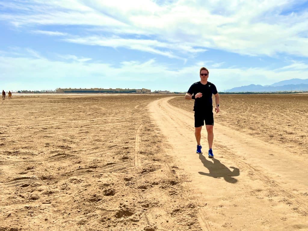 In order to avoid overheating and circulatory problems, training performance and speed should be adjusted accordingly. And don't forget sunscreen – I recently got a serious sunburn while jogging on the beach in Egypt. Photo: Sascha Tegtmeyer