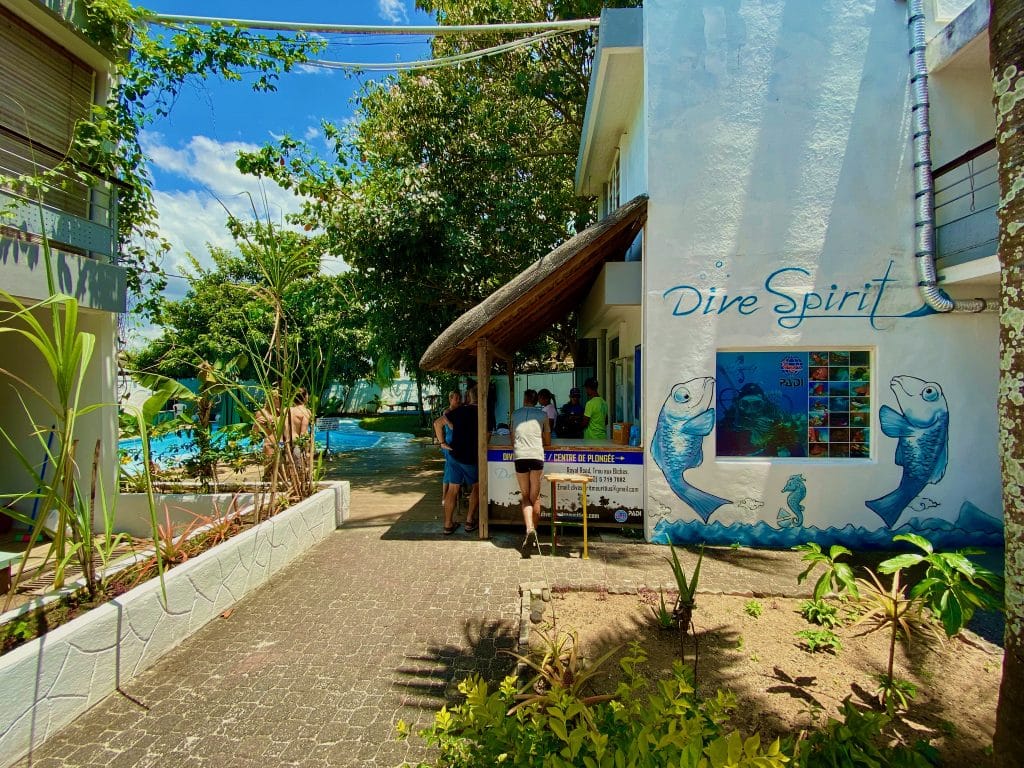 Wybrałem Dive Spirit Mauritius na moje nurkowania, ponieważ było blisko naszego hotelu i ze względu na bardzo pozytywne recenzje na TripAdvisor i Google. Zdjęcie: Sascha Tegtmeyer Nurkowanie na Mauritiusie Raport terenowy Wskazówki Doświadczenia
