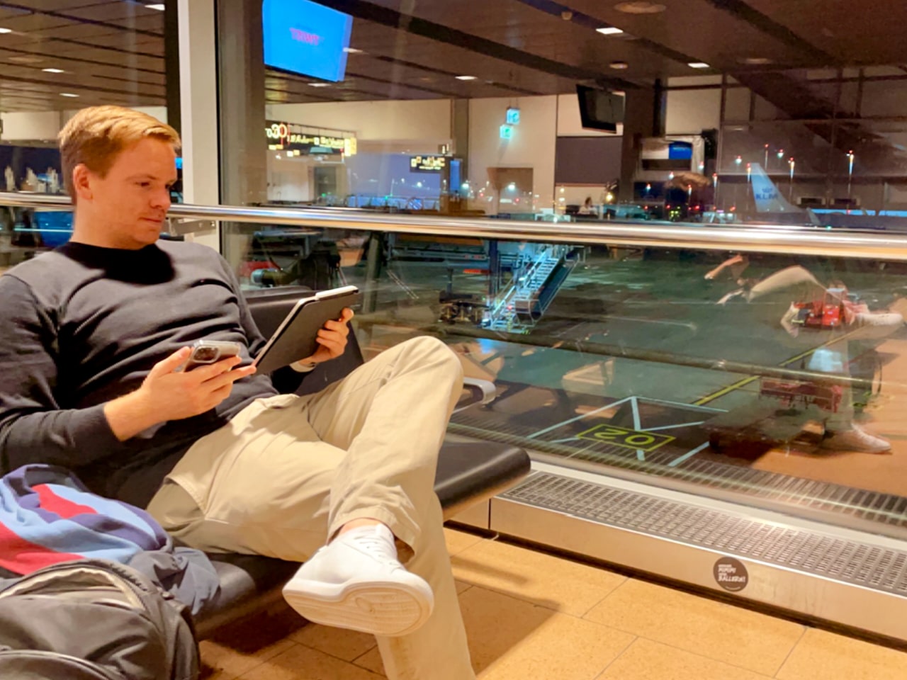 Persone che fissano gli schermi: trascorriamo una quantità insalubre di tempo davanti agli schermi, anche in vacanza e in viaggio. Foto: Sascha Tegtmeyer