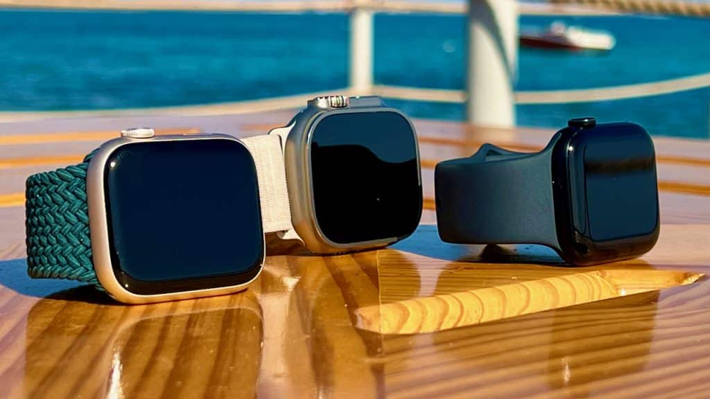 De Apple Watch Ultra heeft duidelijk het meer ongebruikelijke ontwerp. De Series 8 sluit visueel aan bij zijn voorgangers. Rechts op de foto: de Apple Watch SE 2. Foto: Sascha Tegtmeyer