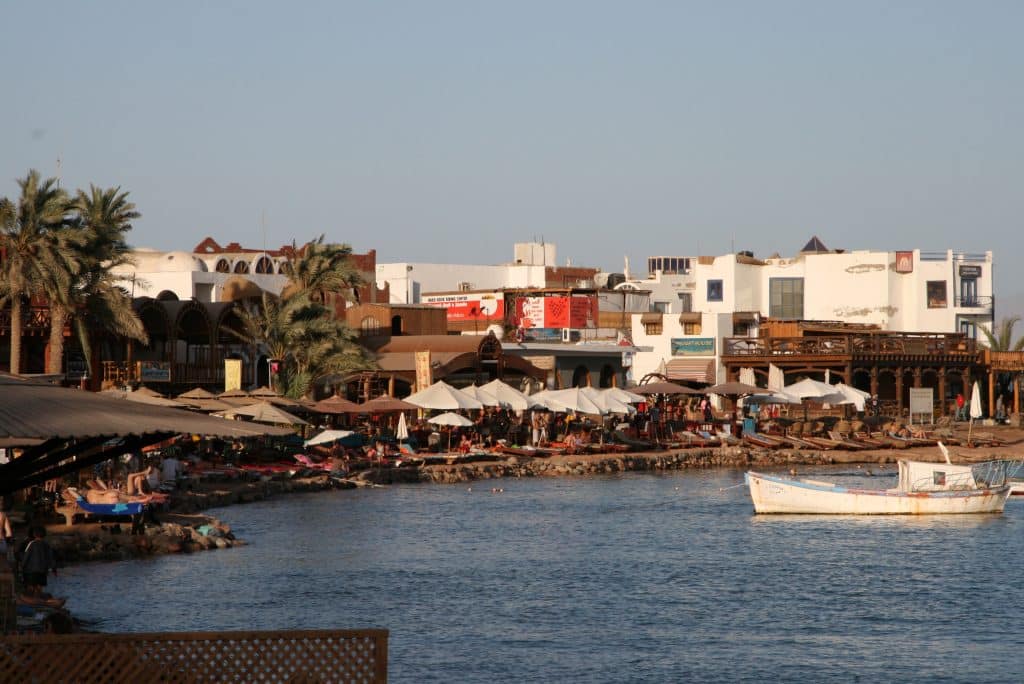 Dahab is a real insider tip among the seaside resorts on the Red Sea in Egypt. Photo: Sascha Tegtmeyer Dahab is a real insider tip among the seaside resorts on the Red Sea in Egypt. The small town on the Sinai is not as well known as other seaside resorts in the region, but it offers everything you need for a relaxing holiday. Here you can find peace and relaxation away from the busier holiday resorts. Dahab is particularly suitable for those planning an undisturbed beach holiday with the occasional scuba diving. The underwater world around Dahab is breathtakingly beautiful and offers great diving spots for beginners and advanced divers. But even those who prefer to stay afloat can experience a lot here. An extensive camel tour along the coast is a special experience and lets you experience the beauty of the landscape in a very special way.