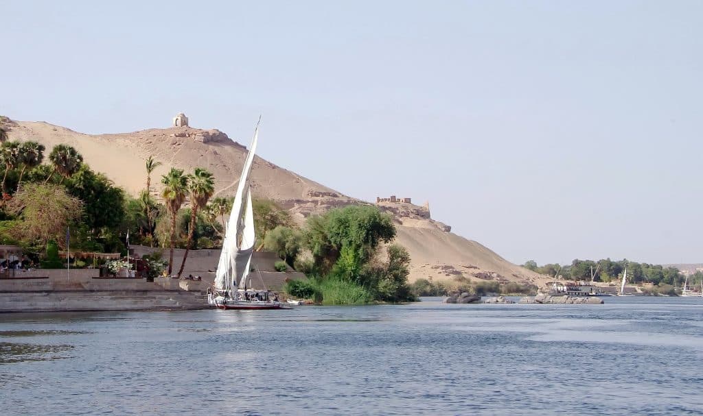 La ciudad de Asuán es otro punto destacado en Egipto y definitivamente vale la pena visitarla. Ubicada en la orilla este del Nilo, la ciudad es conocida por sus impresionantes paisajes y lugares de interés histórico. La ciudad debe su nombre a la famosa Presa Alta de Asuán, que regula el Nilo y proporciona electricidad a todo el país. Pero Asuán tiene mucho más que ofrecer. Una visita obligada es el Templo de Philae, que se encuentra en una isla en el Nilo y se puede llegar a través de un puente. Aquí puede admirar los jeroglíficos y relieves bien conservados y sumergirse en el fascinante mundo del antiguo Egipto.