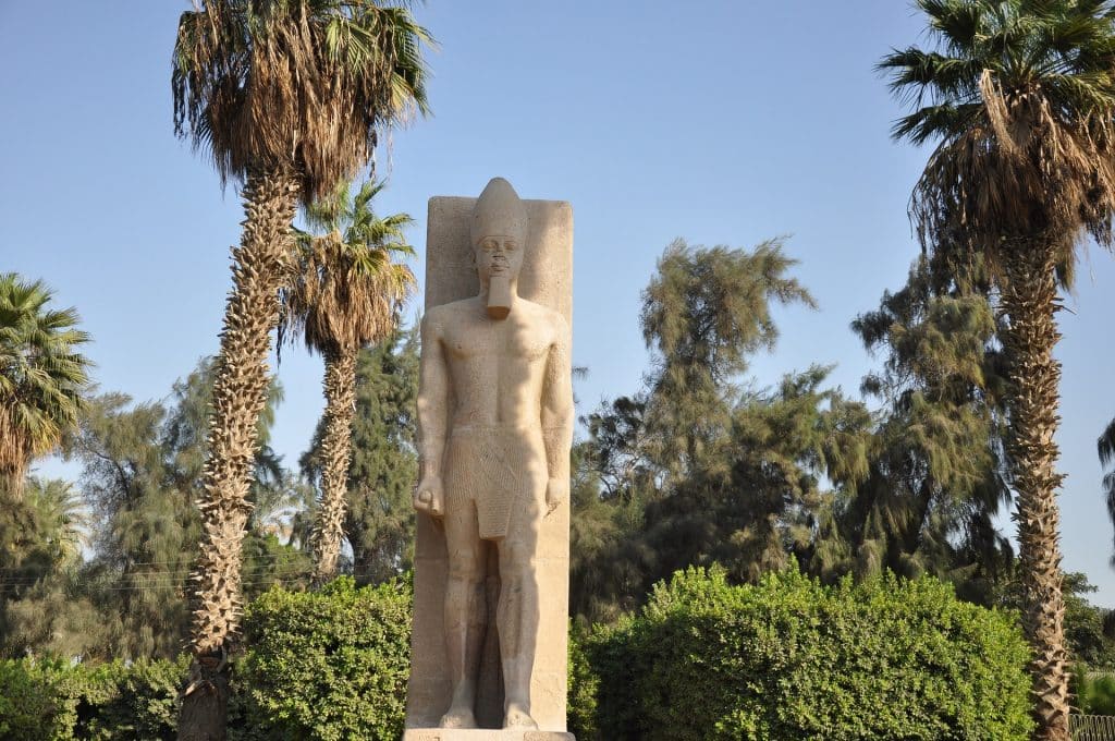 Szukasz celu podróży w Egipcie, który pozwoli Ci cofnąć się w czasie? W takim razie zdecydowanie powinieneś odwiedzić Memfis – pierwszą stolicę starożytnego Egiptu. Położone na zachodnim brzegu Nilu, około 20 kilometrów na południe od Kairu, Memphis jest jednym z najstarszych miast w kraju. Memfis zostało założone w 3100 r. p.n.e. Założona w 3000 pne, była stolicą kraju przez prawie XNUMX lat. W tym czasie Memfis było politycznym, gospodarczym i kulturalnym centrum Egiptu. Wzniesiono tu monumentalne budowle, takie jak Świątynia Ptah, wówczas największa świątynia w Egipcie. Słynne piramidy w Gizie zostały również zbudowane z Memfis za panowania faraonów.