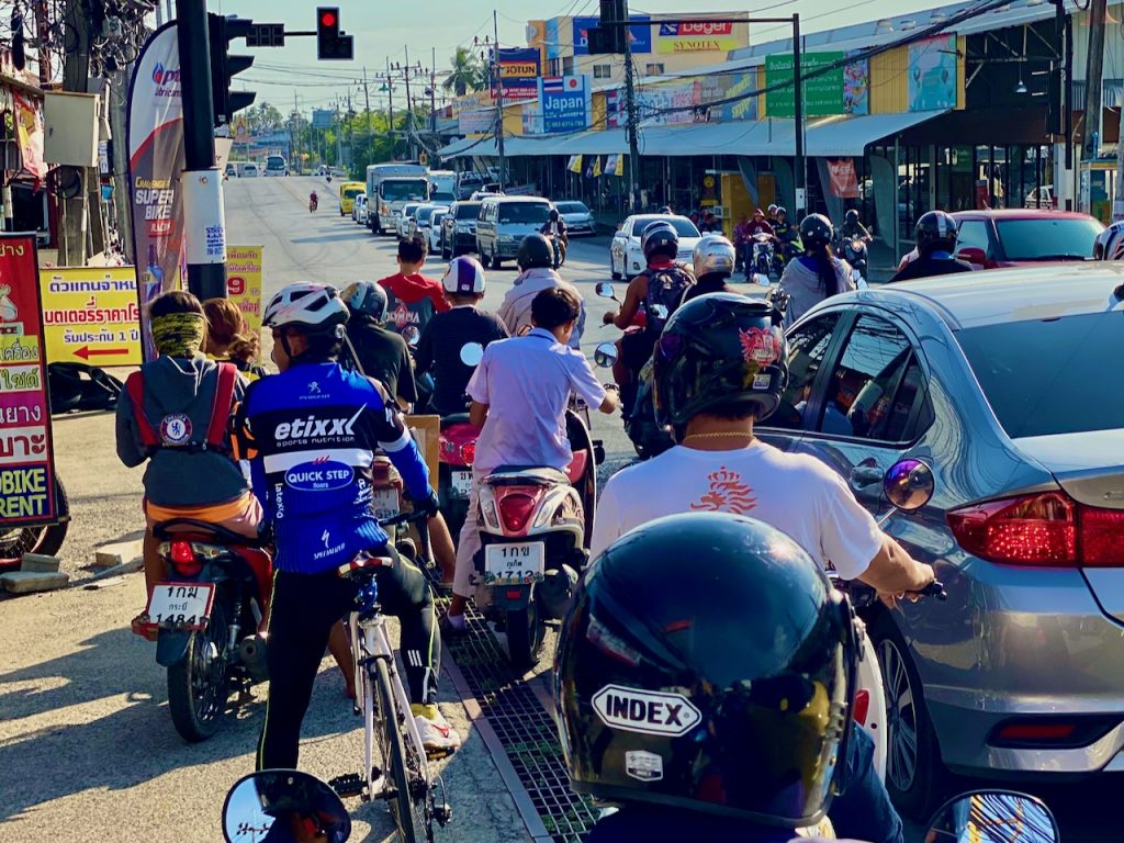 Ein Motorroller auf Phuket auf ist ein Stück Freiheit in deinem Thailand-Urlaub. Du kannst dich flexibel fortbewegen und dir die schönsten Orte der Insel anschauen, auf den Food Market oder zum Strand fahren. Was muss man beim Roller fahren auf Phuket beachten? Und welche Verleiher sind gut bewertet? In meinem Erfahrungsbericht mit hilfreichen Tipps gebe ich dir alle Infos, die du vor deiner Roller-Tour benötigst. Foto: Sascha Tegtmeyer Motorroller Phuket mieten fahren Erfahrungen Tipps