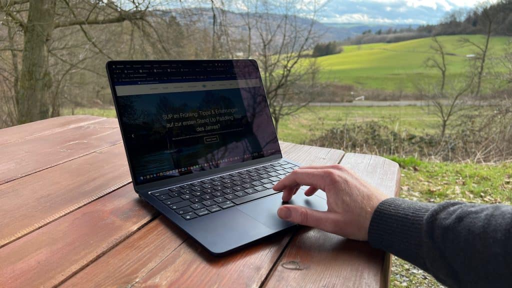 Take a deep breath and be creative - in the outdoor office I have a clear head to come up with new ideas. Photo: Sascha Tegtmeyer Working on the move with MacBook, iPhone and iPad – seamless workflows in the outdoor office?