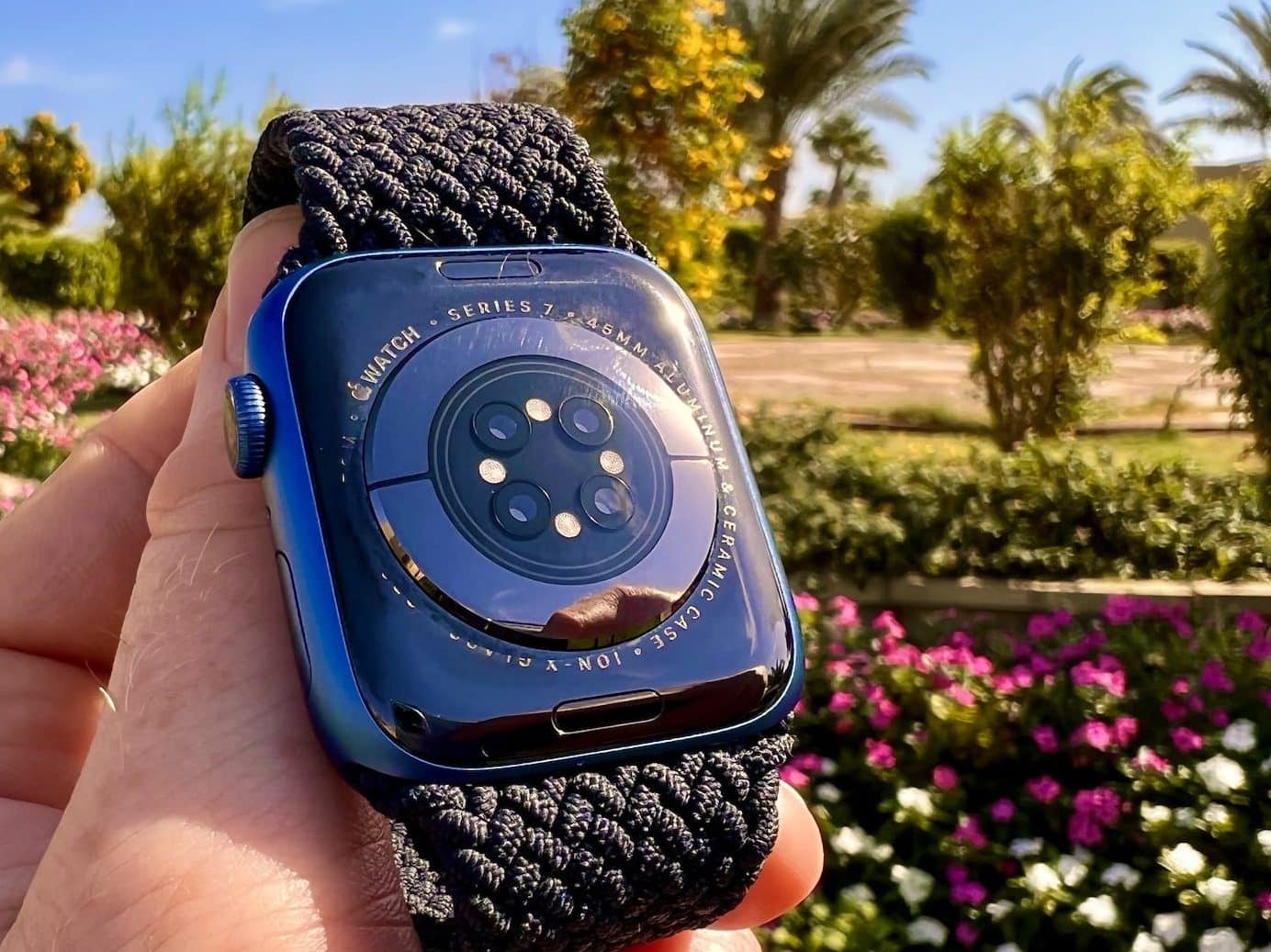 Die Apple Watch Series 7 er ideel til alle, der nogensinde har ejet en Apple Watch Brug serie 3 eller serie 4. Enhver, der bruger Series 6, behøver ikke nødvendigvis at skifte. Foto: Sascha Tegtmeyer Alt i alt er den Apple Watch et ekstremt alsidigt og anvendeligt sportsur, der tilbyder atleter og aktive mennesker et væld af funktioner. Uanset om du svømmer i havet, jogger på stranden eller bare i hverdagen - den Apple Watch er en pålidelig følgesvend, der hjælper os med at nå vores mål og holde øje med vores helbred.