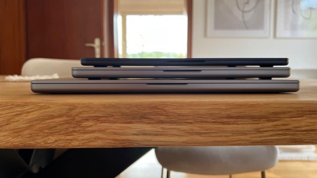 Het verschil is simpelweg opvallend: de MacBook Air M2 is zo compact en licht in vergelijking met de MacBook Pro 14-inch en 16-inch. Foto: Sascha Tegtmeyer Testrapport MacBook Air M2 Ervaringen Veldrapport