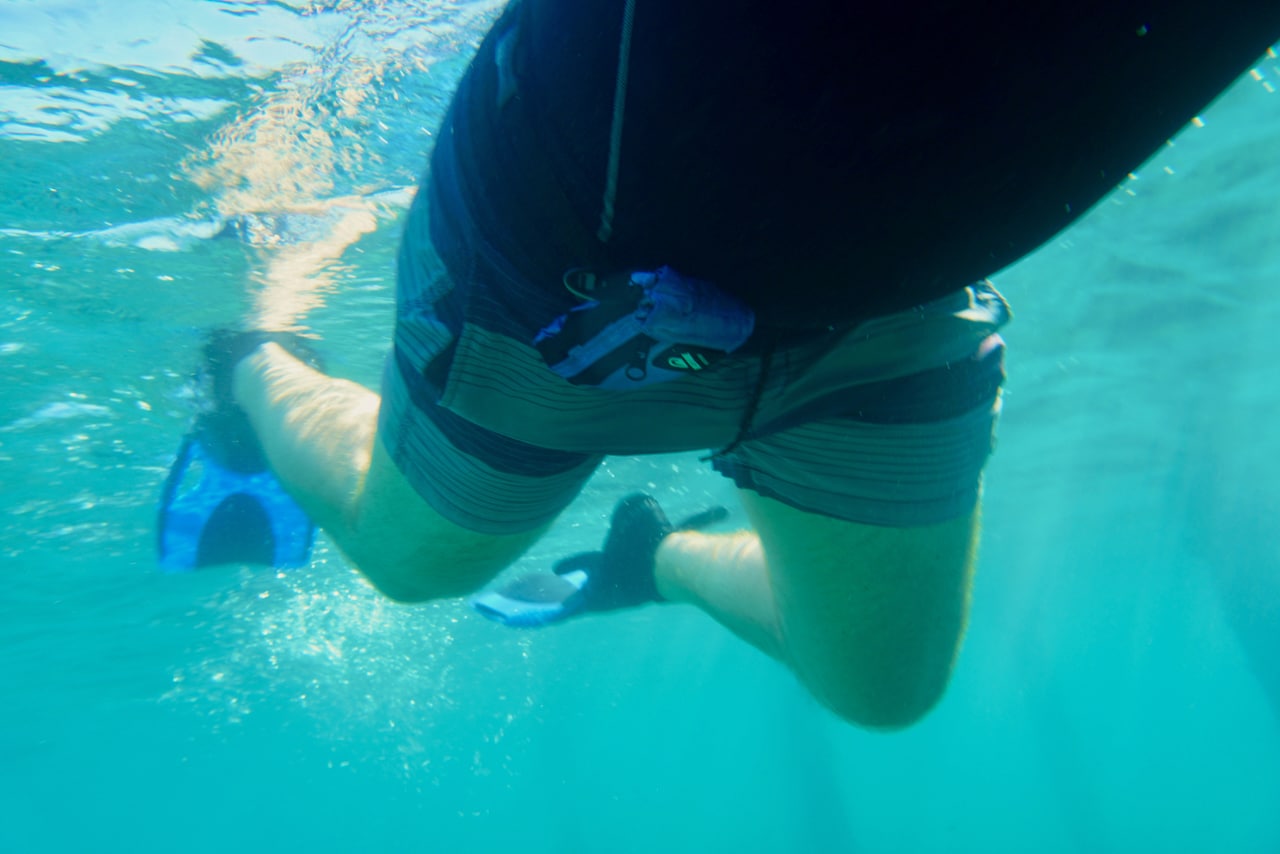 Teste de restube durante o mergulho - não faço um passeio de descoberta no mar sem a bóia salva-vidas. Foto: Sascha Tegtmeyer Teste de bóia de resgate Restube experimenta bóia de resgate inflável