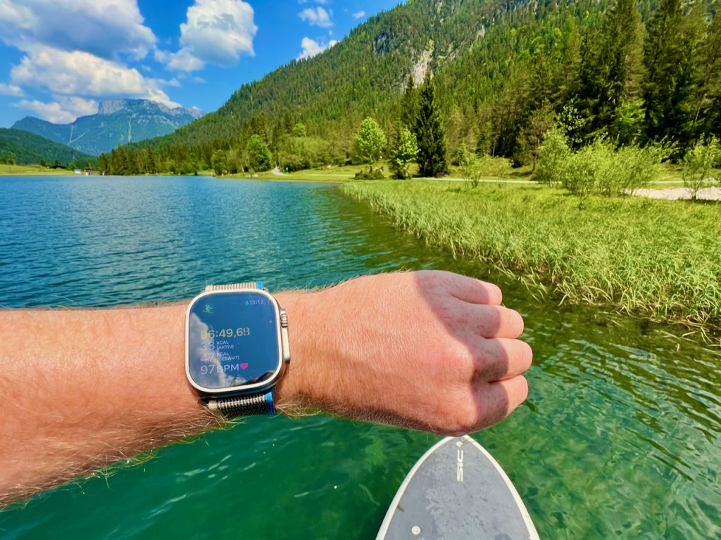Apple Watch beim Surfen & SUP Erfahrungsbericht – ideale Begleiterin auf dem Board? 8 Apple Watch SUP Surfen Test Erfahrungen Aber warum sollte man mit der Apple Watch beim Surfen seine Aktivität aufzeichnen? Ganz einfach: Viele Wassersportarten sind körperlich anstrengend. Und viele Sportler sind neugierig darauf zu erfahren, wie intensiv ihre Workouts sind und welche Fortschritte sie bei einer Aktivität machen. Foto: Sascha Tegtmeyer
