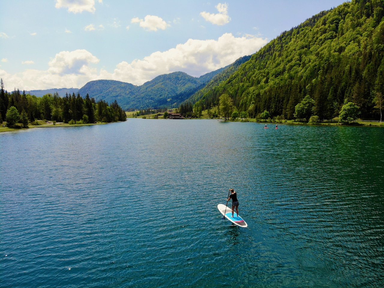 Small fish are curiously doing their rounds everywhere. We drive slowly and comfortably in the direction of Sankt Ulrich, past the small jetty. SUP on the Pillersee Experience report Stand Up Paddling