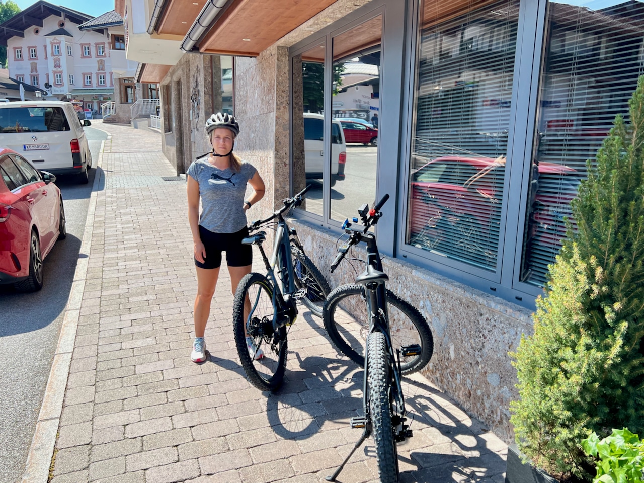 We borrowed the e-bikes from our accommodation – the Hotel Alte Post. E-Bike Pillerseetal Fieberbrunn field report