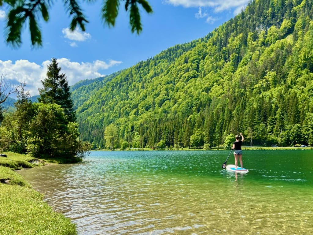 Pillersee er et af de smukkeste og mest idylliske vandområder i Tyrol med krystalklart, grønblåt vand, talrige fisketyper og en fortryllende beliggenhed, indlejret i et malerisk bjergpanorama. En af de mest spændende måder at opdage søen på er ved stand-up paddleboarding. Hvad er der at opdage, mens du SUPerer på Pillersee? Hvad skal du helt klart overveje? Og hvor kan man leje et bræt? Jeg har samlet al information til dig, så du kan tage på en uforglemmelig tur til denne smukke vandmasse. SUP på Pillersee feltrapport Stand Up Paddling