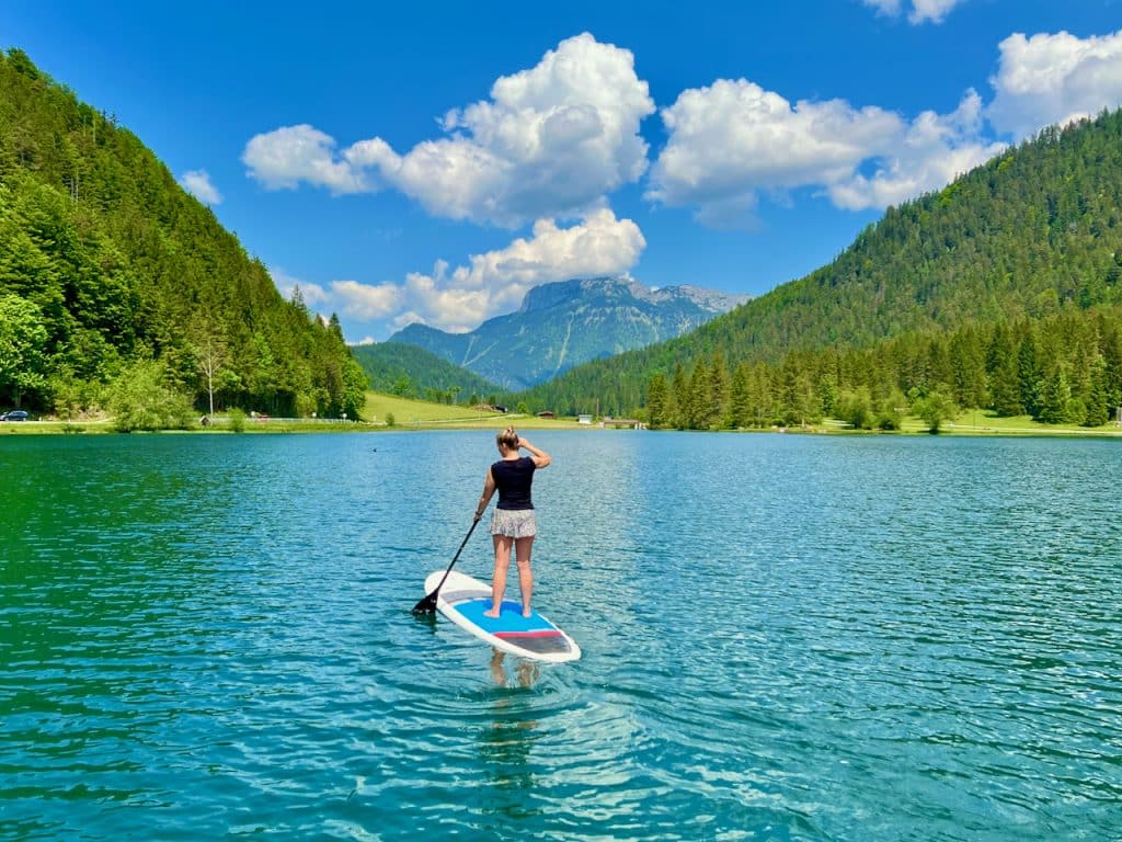 So you glide over the tranquil Pillersee and immerse yourself in a world in which the green of the surrounding forests is reflected in the crystal-clear water, in which you can observe fish in their natural environment and in which you can experience the breathtaking Alpine panorama in all its glory . SUP on the Pillersee Experience report Stand Up Paddling