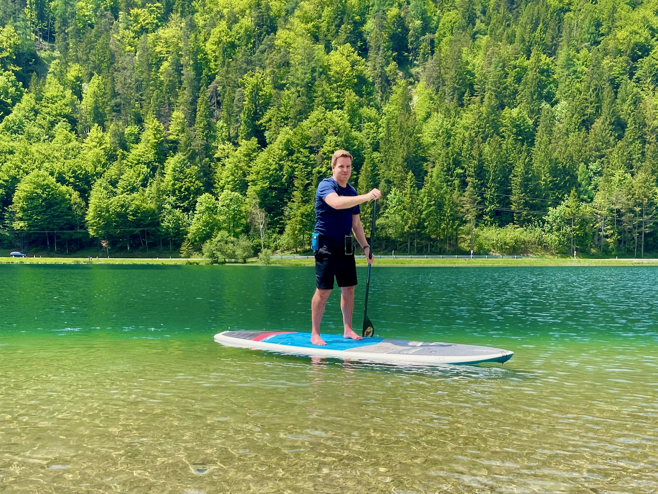 Acqua cristallina e verde smeraldo attende lo stand-up paddle sul Pillersee. SUP sul rapporto Pillersee Experience Stand Up Paddling