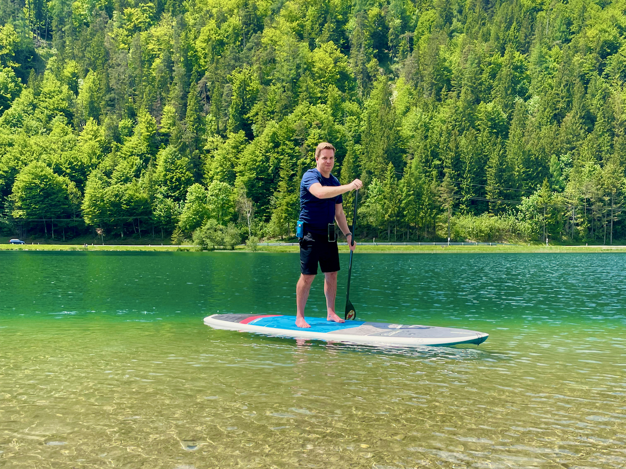 Une eau cristalline vert émeraude vous attend pour pagayer debout sur le Pillersee. SUP sur le rapport Pillersee Experience Stand Up Paddling