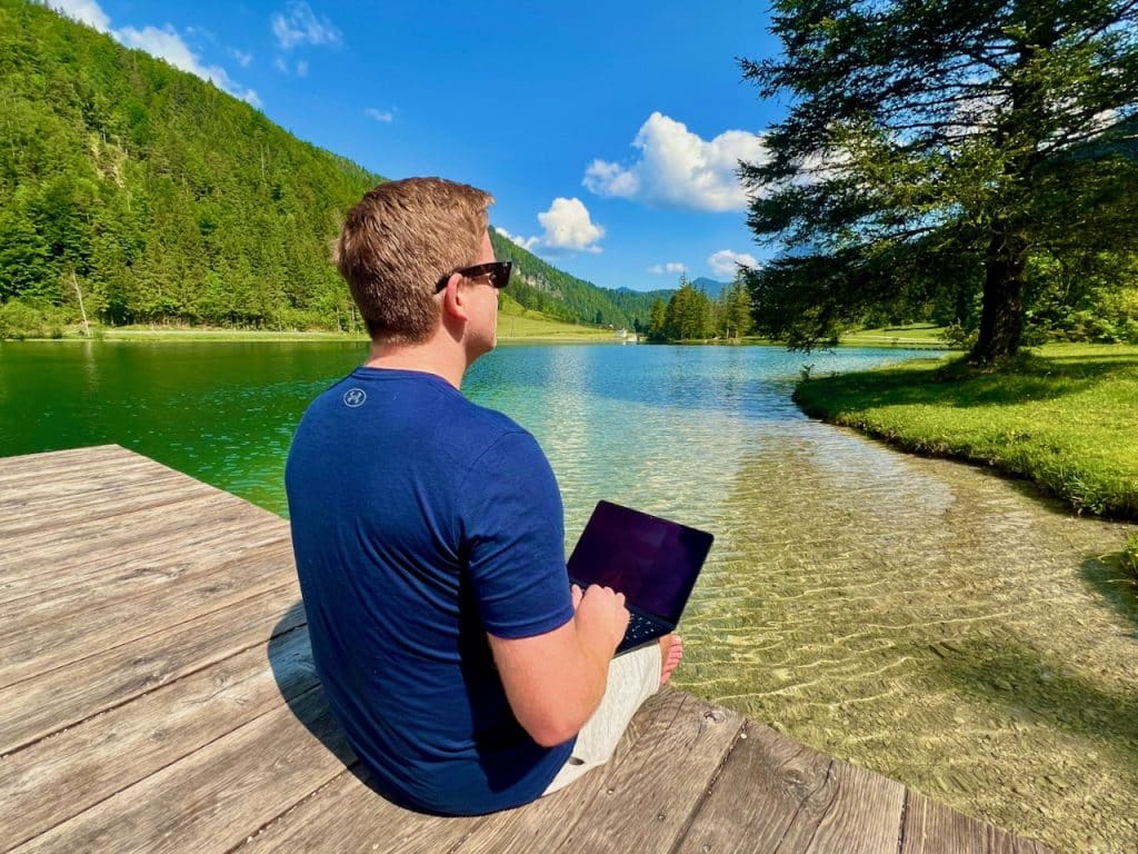 Werken met een vederlichte notebook in een inspirerende omgeving - met de MacBook Air M2 wissel je intuïtief af en toe van werkplek. Ervaringen review MacBook Air M2IMG_3199