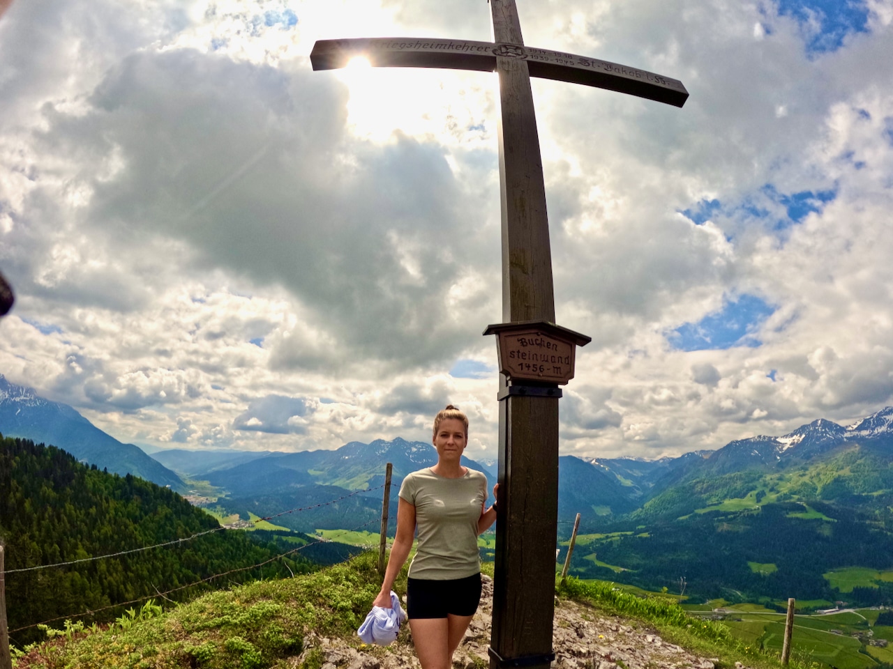 Op naar de top: Het kruis op de top van de Buchensteinwand bevindt zich in de directe omgeving van het bergstation van de stoeltjeslift. Reisverslag Fieberbrunn Pillerseetal ervaringen tips bezienswaardigheden activiteiten