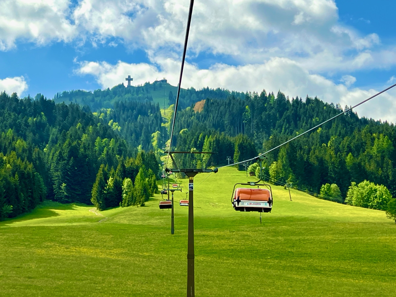 The chairlift to the Jakobskreuz and the Buchensteinwand starts in St. Jakob in Haus and takes you to the 1456 meter high Buchensteinwand. Travel Report Fieberbrunn Pillerseetal experiences tips sights activities