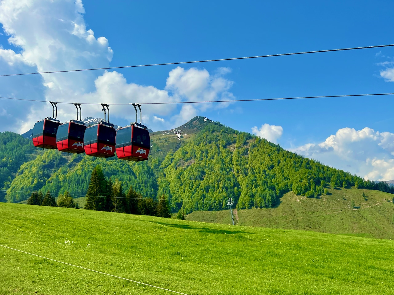 I am very pleased to be able to share my enthusiasm for hiking in Fieberbrunn and the PillerseeTal with you through this blog post. The experience of riding the gondolas is always an incomparable adventure for me. Photo: Sascha Tegtmeyer