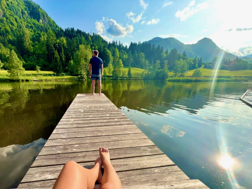 Hvis du er på ferie i Fieberbrunn om sommeren, er der ingen vej udenom denne vandmasse: Lake Lauchsee er stedet, hvor du kan køle af, solbade og slappe af, når det er varmt og solrigt i bjergene. Hvorfor skal du helt sikkert besøge søen? Er det værd? Og hvordan sparer man entreen? I min erfaringsrapport har jeg samlet alt, hvad du behøver at vide om Lauchsee i Fieberbrunn. En lille kærlighedserklæring til denne vidunderlige vandmasse.