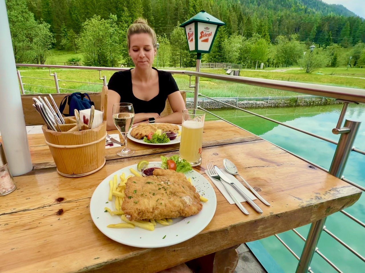 Durante un día relajante en el lago, puede fortalecerse en uno de los restaurantes, como aquí en el popular rancho de truchas. Travel Report Fieberbrunn Pillerseetal experiencias consejos lugares de interés actividades