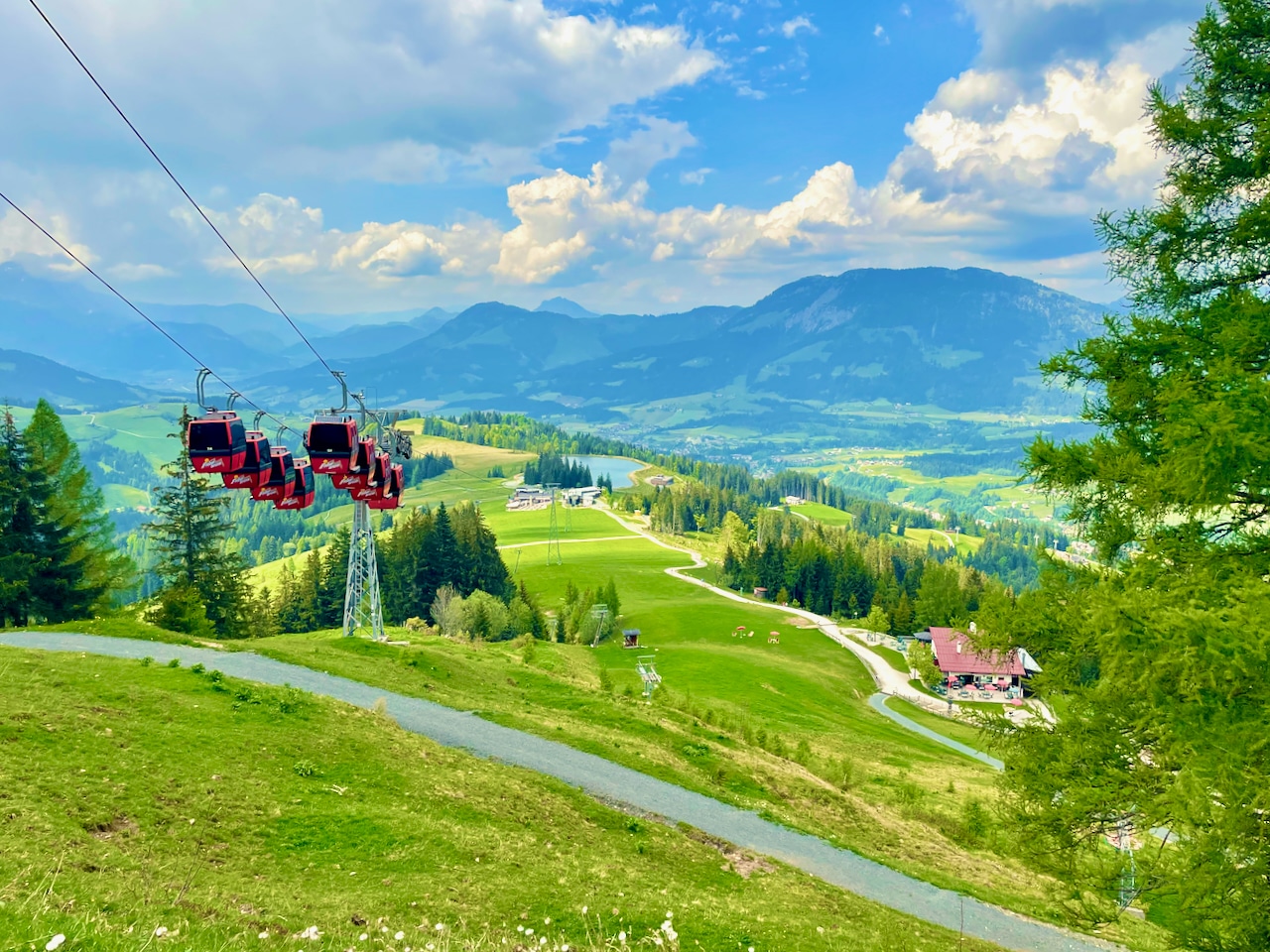 That was probably the gondola ride that we did most often on vacation: I would like to tell you about my personal experience with the mountain railways in Fieberbrunn - from the visits to Streuboden to the Lärchfilzkogel. Bergbahnen Fieberbrunn Bergbahnen Fieberbrunn & PillerseeTal – my experience report